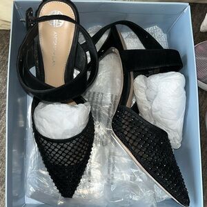 Antonio Melani
Beautiful with anything!
Black with a little sparkle.
Size 10